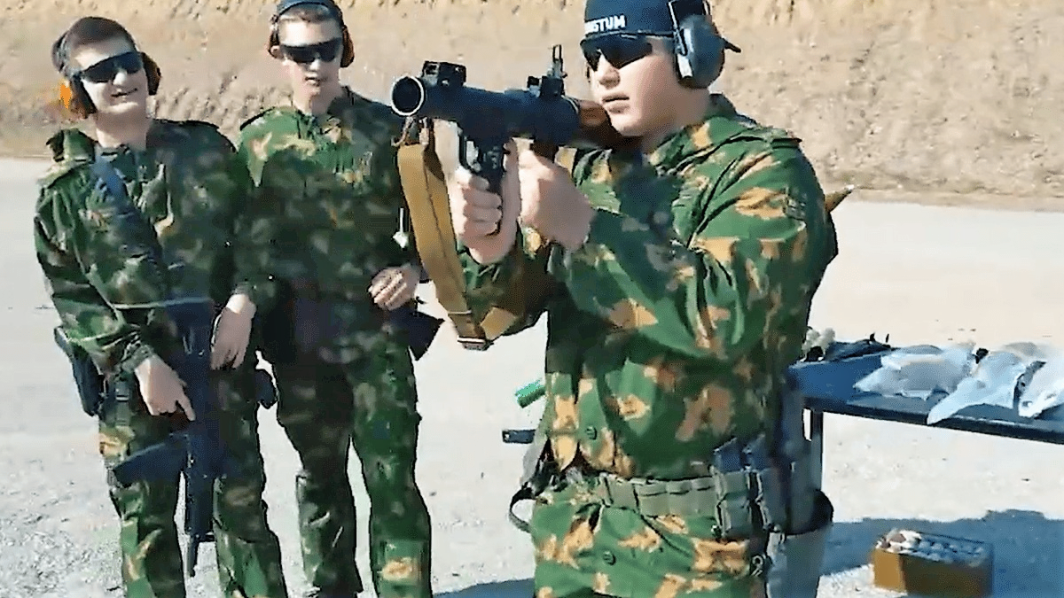 Kriegswahnsinn - Kadyrows minderjährige Kinder bringen ukrainische Kriegsgefangene als Jagdtrophäe!