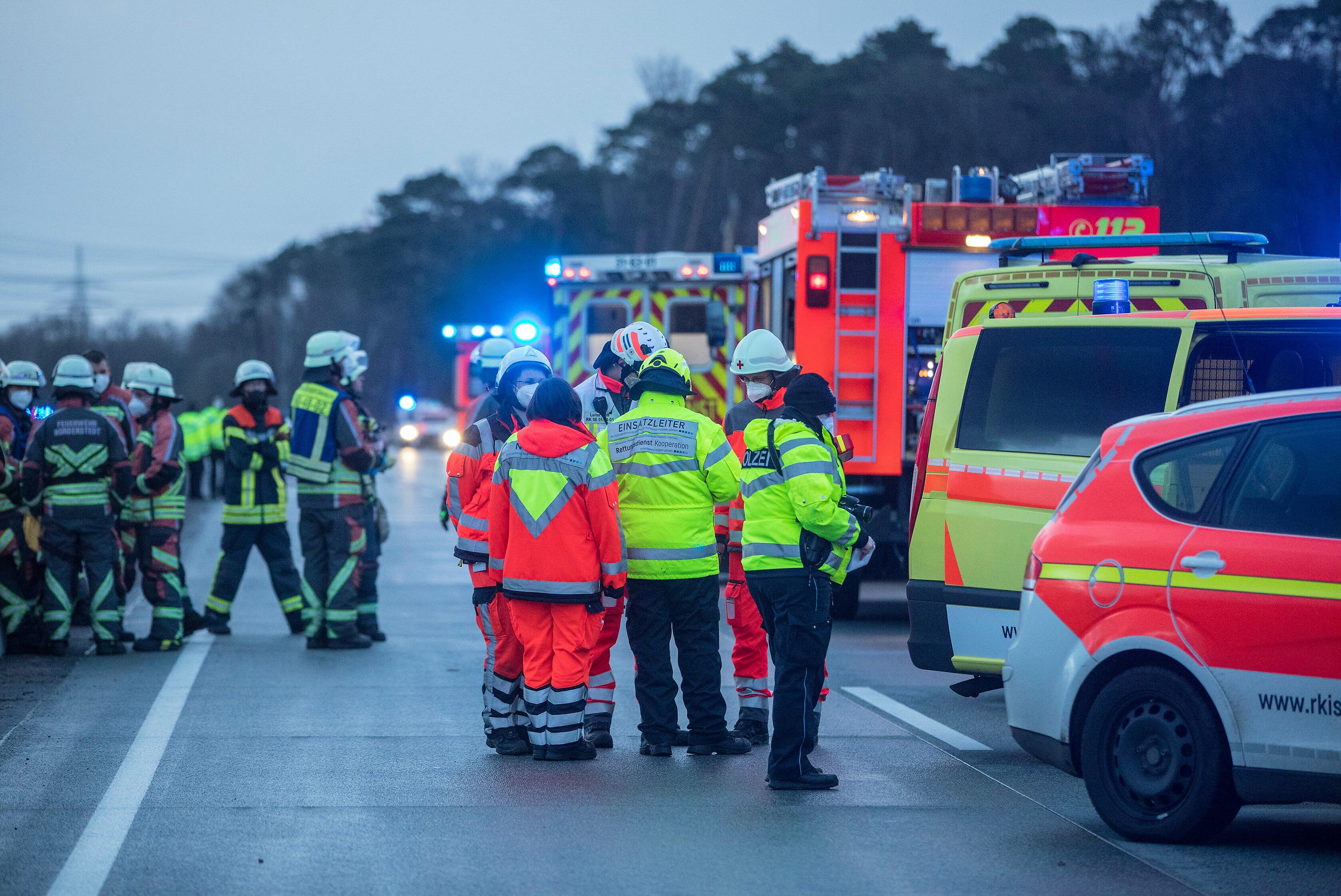 Massenkarambolage auf der A 7 - Zahlreiche Verletzte gemeldet - Stau sorgt für Verkehrsbehinderungen!