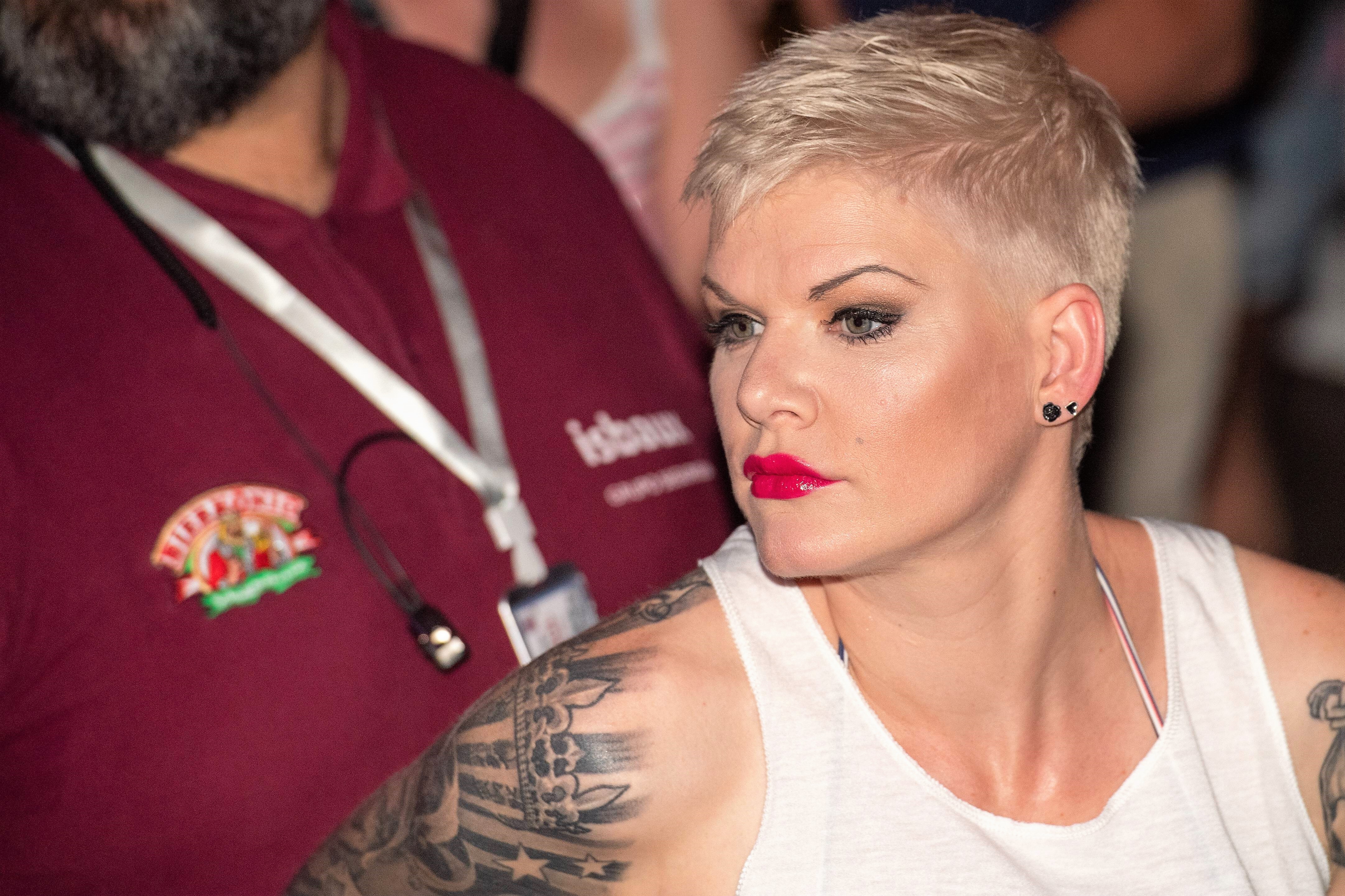 Neuer Nazi-Zoff um Ballermann-Sängerin Melanie Müller - Hier zeigt sie sich auf Tuchfühlung mit einem Neonazi