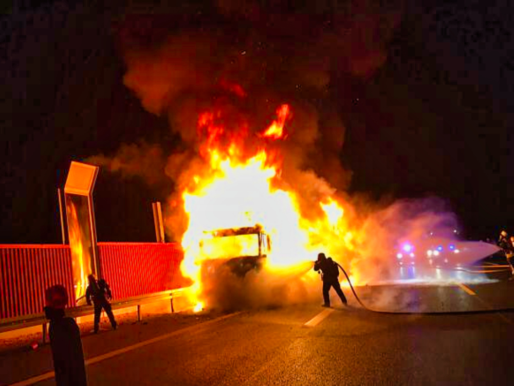 Reisebus in Flammen! Brand auf der Autobahn - Reisebus mit 16 Passagieren geht in Flammen auf