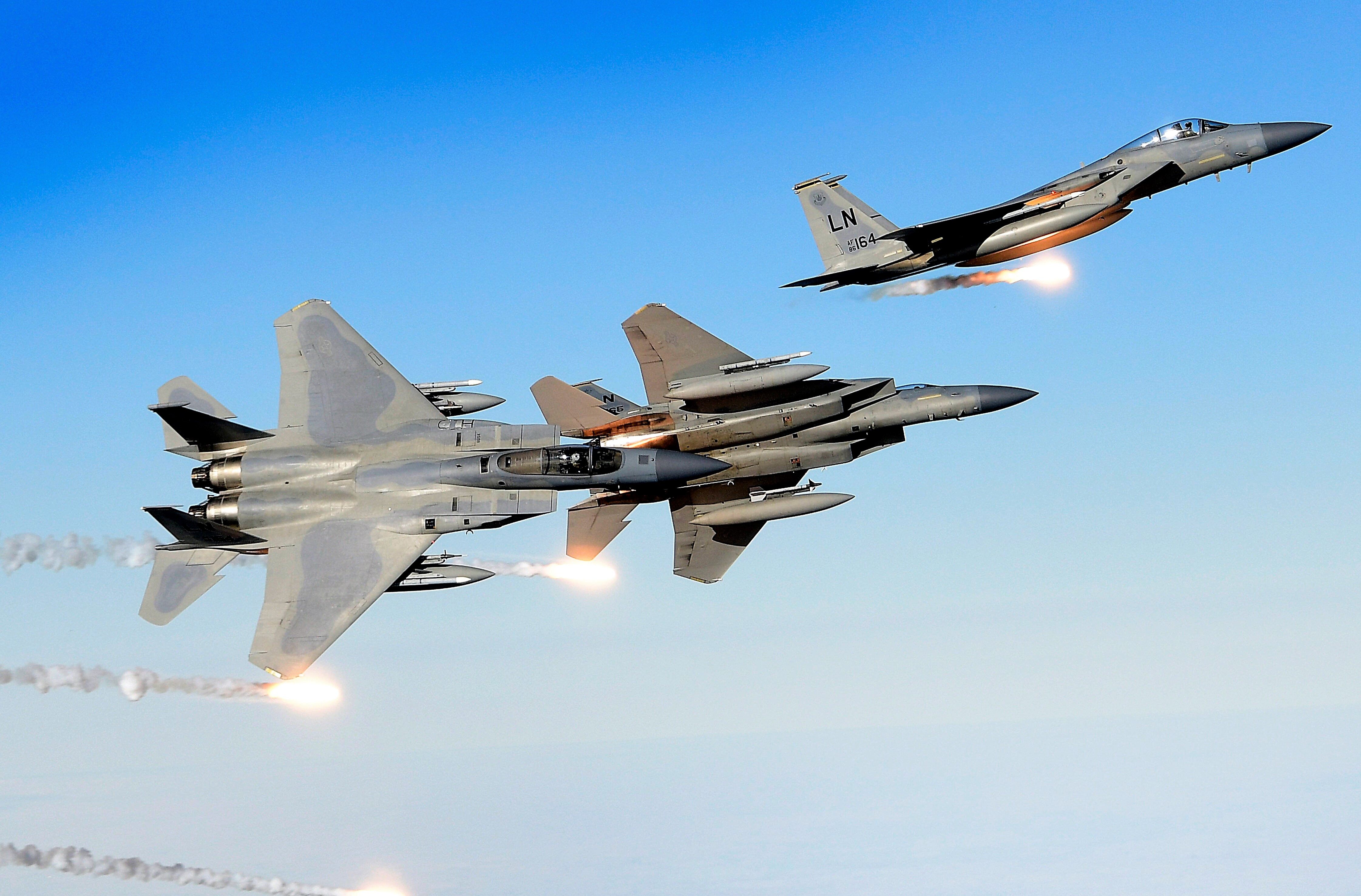 Krieg zwischen Russland und den USA? Russische Piloten provozieren amerikanische Kampfjets!