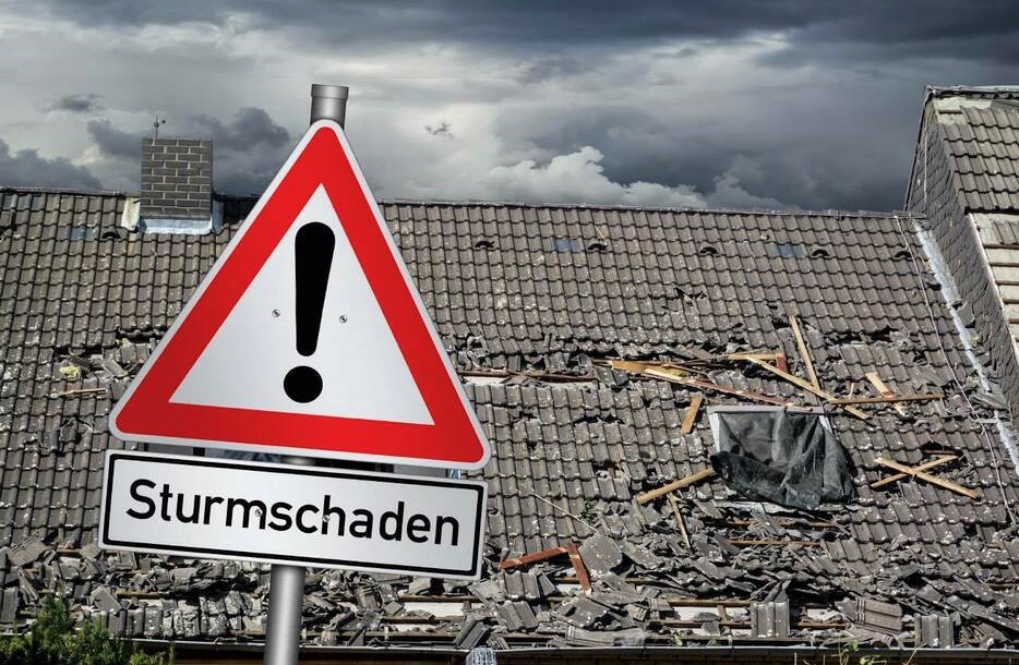 Schwere Unwetter in Teilen Deutschlands - Baum stürzt auf Familie, Kinder schweben in Lebensgefahr!
