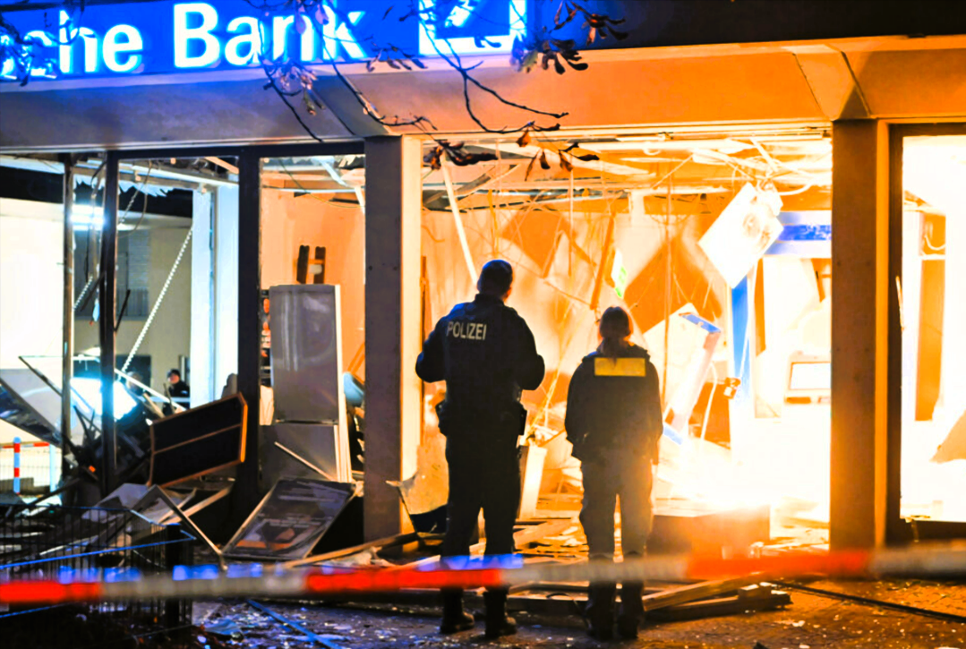 Mega-Explosion! Räuber sprengen Bankfiliale in Berlin - Polizei jagt unbekannte Täter