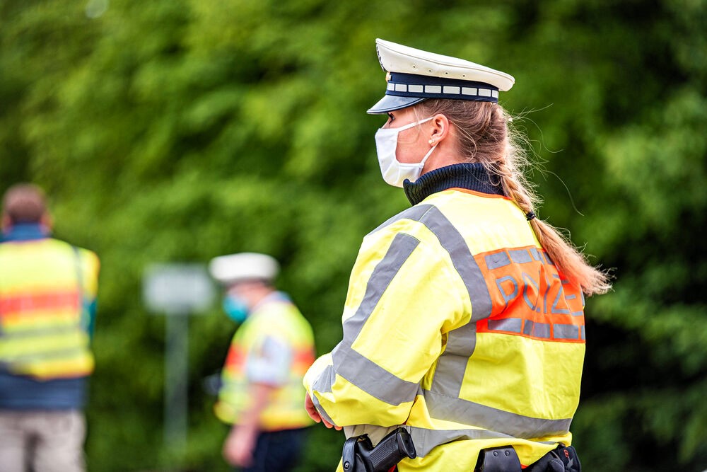 Polizisten schläft mit 6 Kollegen! Jetzt erhält sie eine gigantische Abfindung wegen sexueller Belästigung