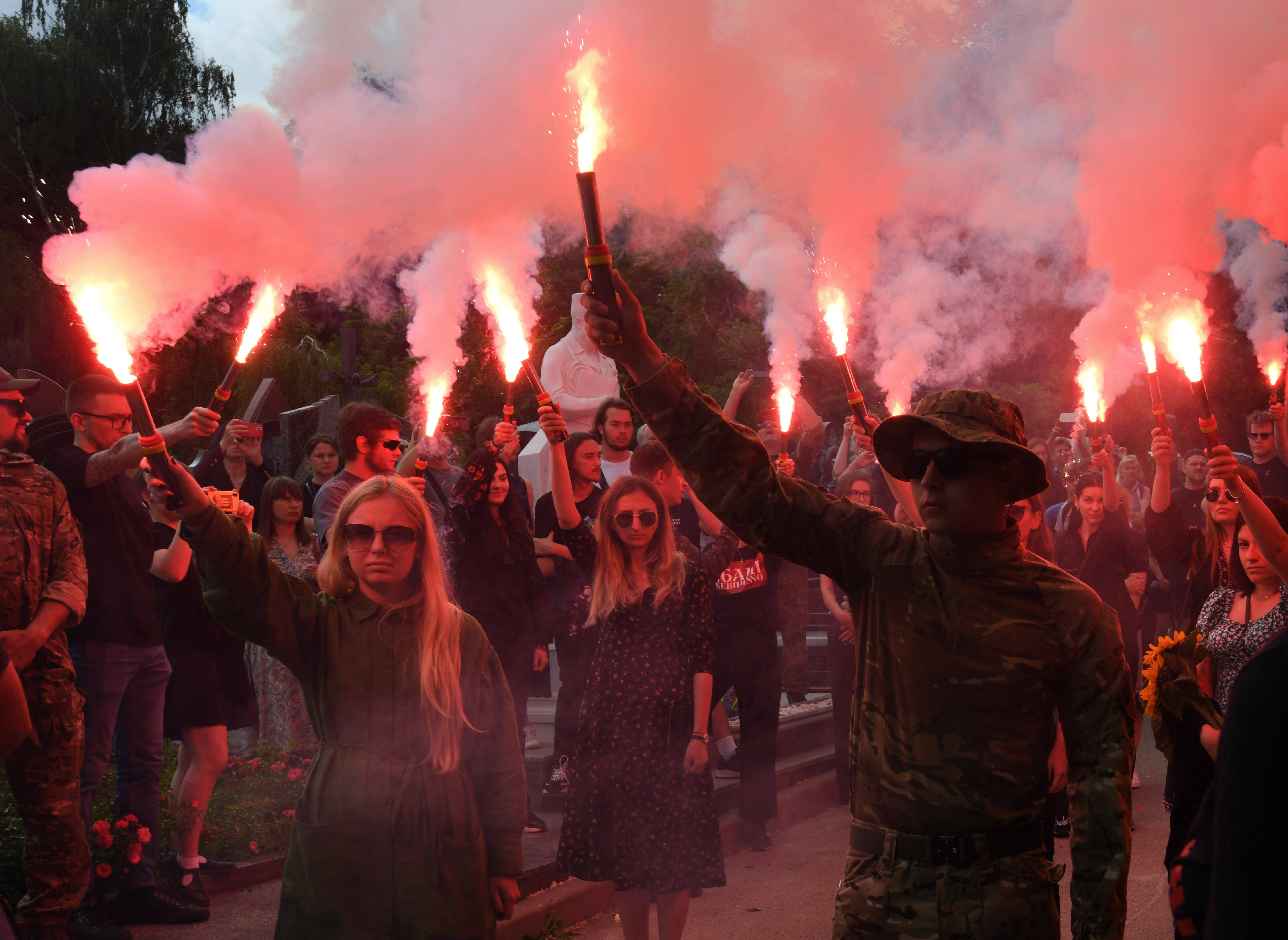 Musiklegende ist tot mit nur 53! Gerade Fußballfans kennen seinen Welthit besonders gut!