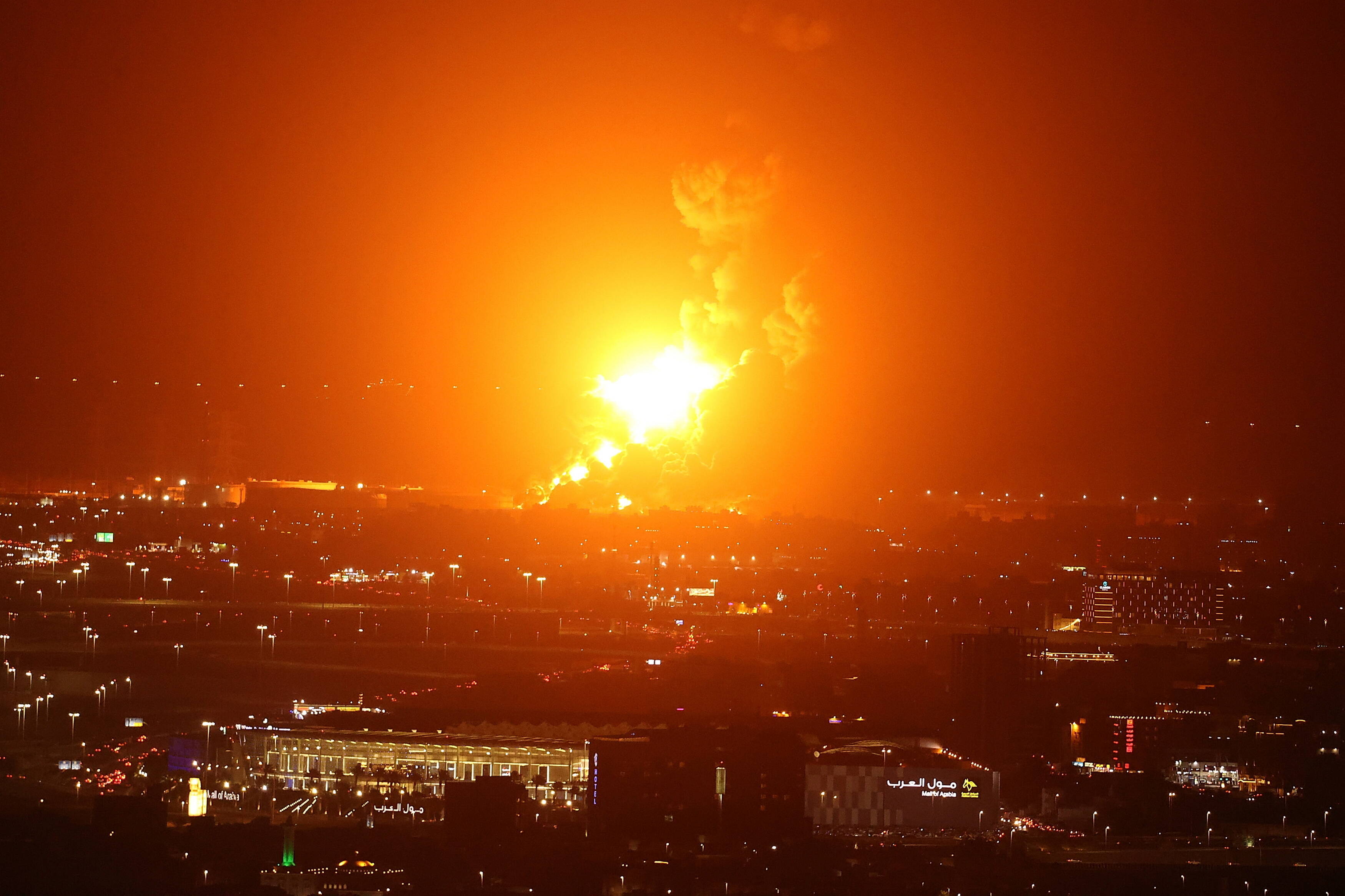Russischer Militärflugplatz brennt! Neuer Drohnenangriff - Behörden bestätigen Verletzte und Zerstörung!