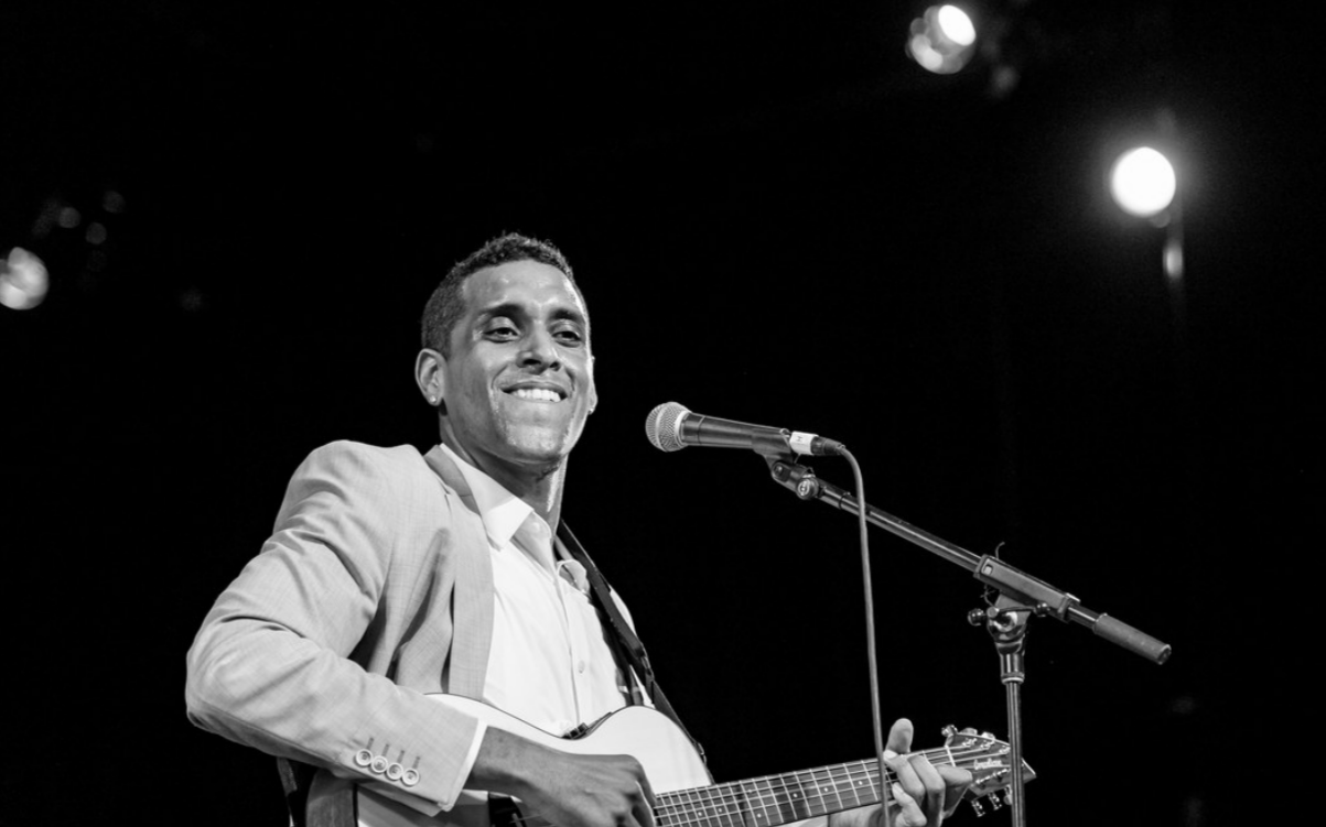 Sänger stirbt live auf Bühne vor 10.000 Zuschauern! Fans mussten hilflos zusehen