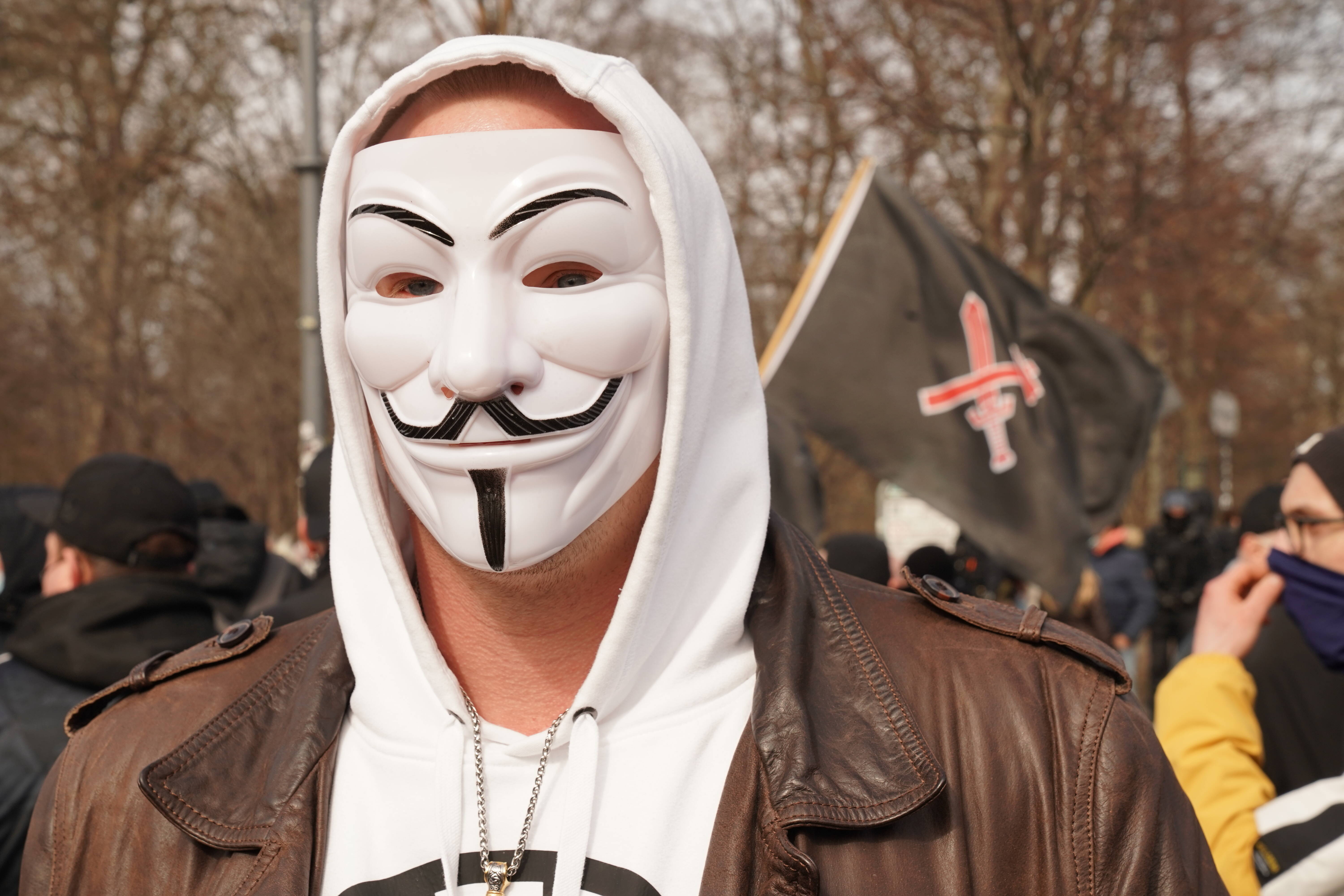 Reichsbürger wollte Polizisten mit Flammenwerfer töten - Beamte nehmen durchgeknallten Reichsbürger fest!