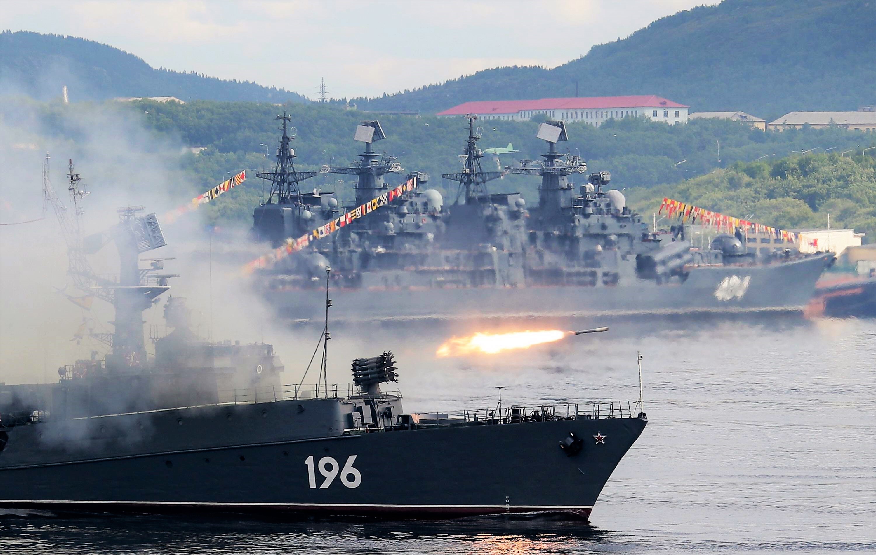 Putins Marine-Basis brennt! Panik auf der Krim - geheime Militäreinrichtung geht in Flammen auf!