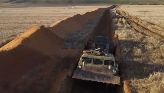 Putins Armee gräbt sich ein! Russische Soldaten bauen 72 Km lange Verteidigungslinien!