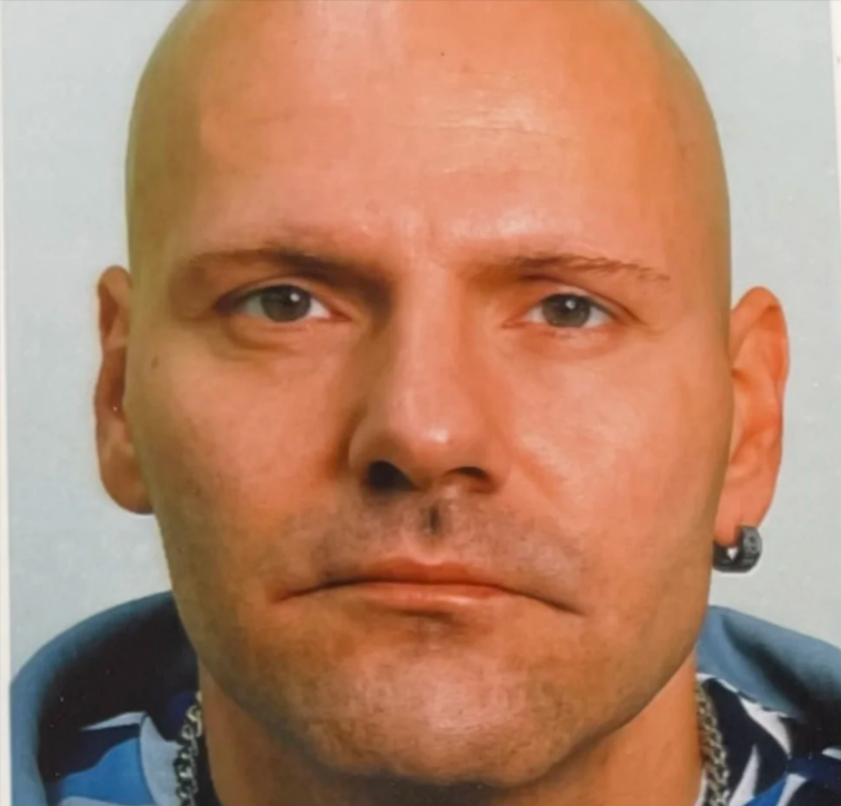 Vergewaltiger ausgebrochen! Polizei warnt Bevölkerung - Der gesuchte Verbrecher könnte Frauenkleider tragen