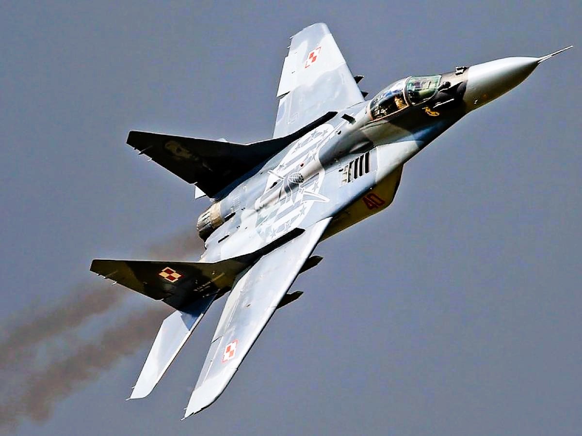 Russischer Kampfjet explodiert während des Fluges und stürzt in einen See! Piloten schwer verletzt!
