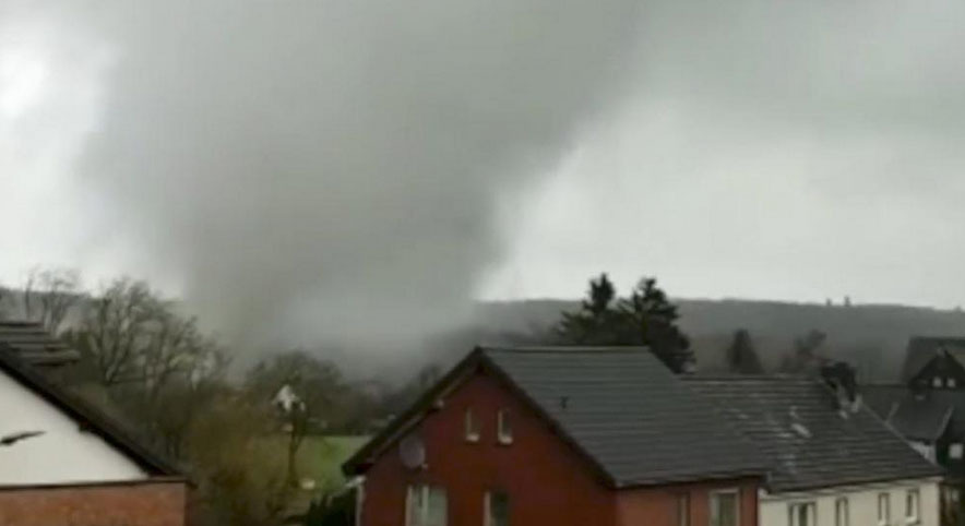 [Video] Tornado verwüstet Rüsselsheim - schwere Unwetterschäden in Hessen und Deutschland