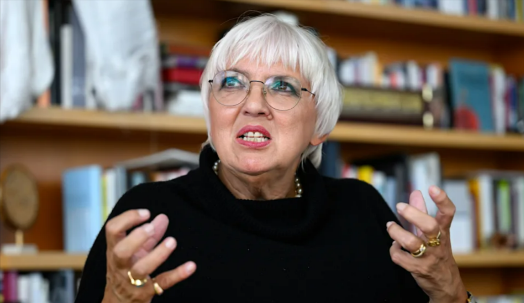 Säure-Attentat auf Claudia Roth? Grünen-Ministerin mit unbekannter Flüssigkeit übergossen!