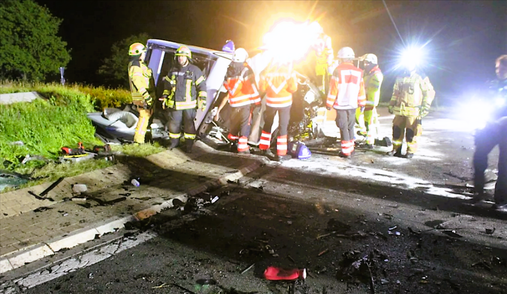 Betrunkener BMW-Fahrer rast in Linienbus - Mehrere Personen verletzt!