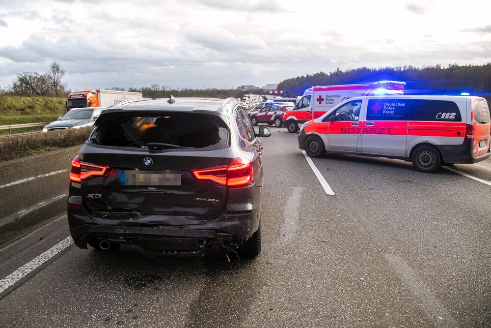 Flammen-Inferno auf der Autobahn - Familien-PKW brennt komplett aus!