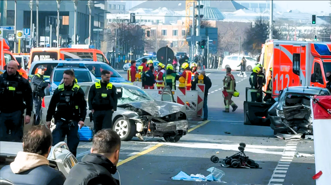 83-jähriger überfährt Mutter mit Kinderwagen! Mutter und Kind tot - Horrorunfall schockt Deutschland!
