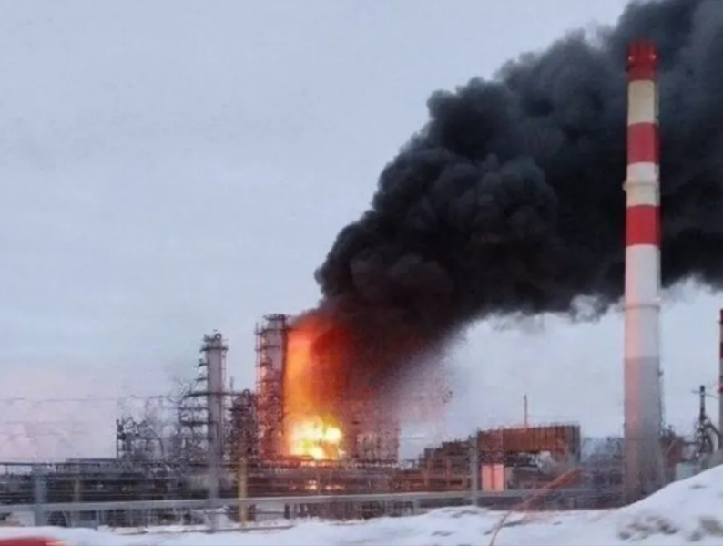 Ukraine bombardiert 12 Ölraffinerien! Putins "Geld" brennt - Alarm im Kreml nach Großangriffen