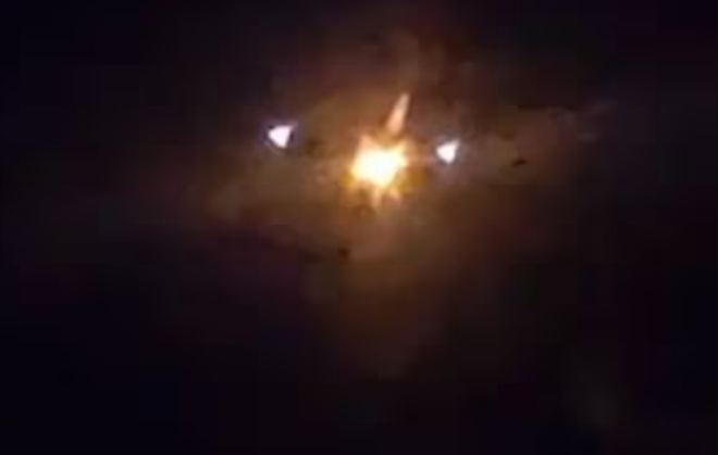 Notlandung! 400 Passagiere an Bord! Explosion im Flug! Flammen schlagen aus der Maschine